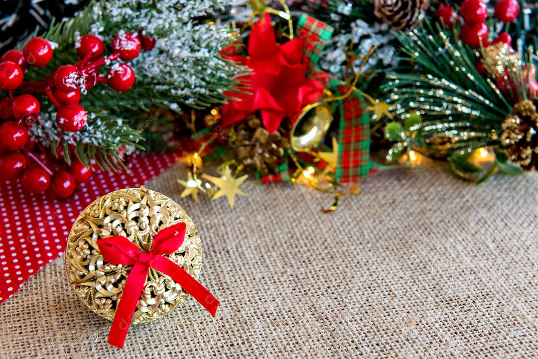 Enfeite de Natal, bola de árvore de Natal em uma mesa decorada.