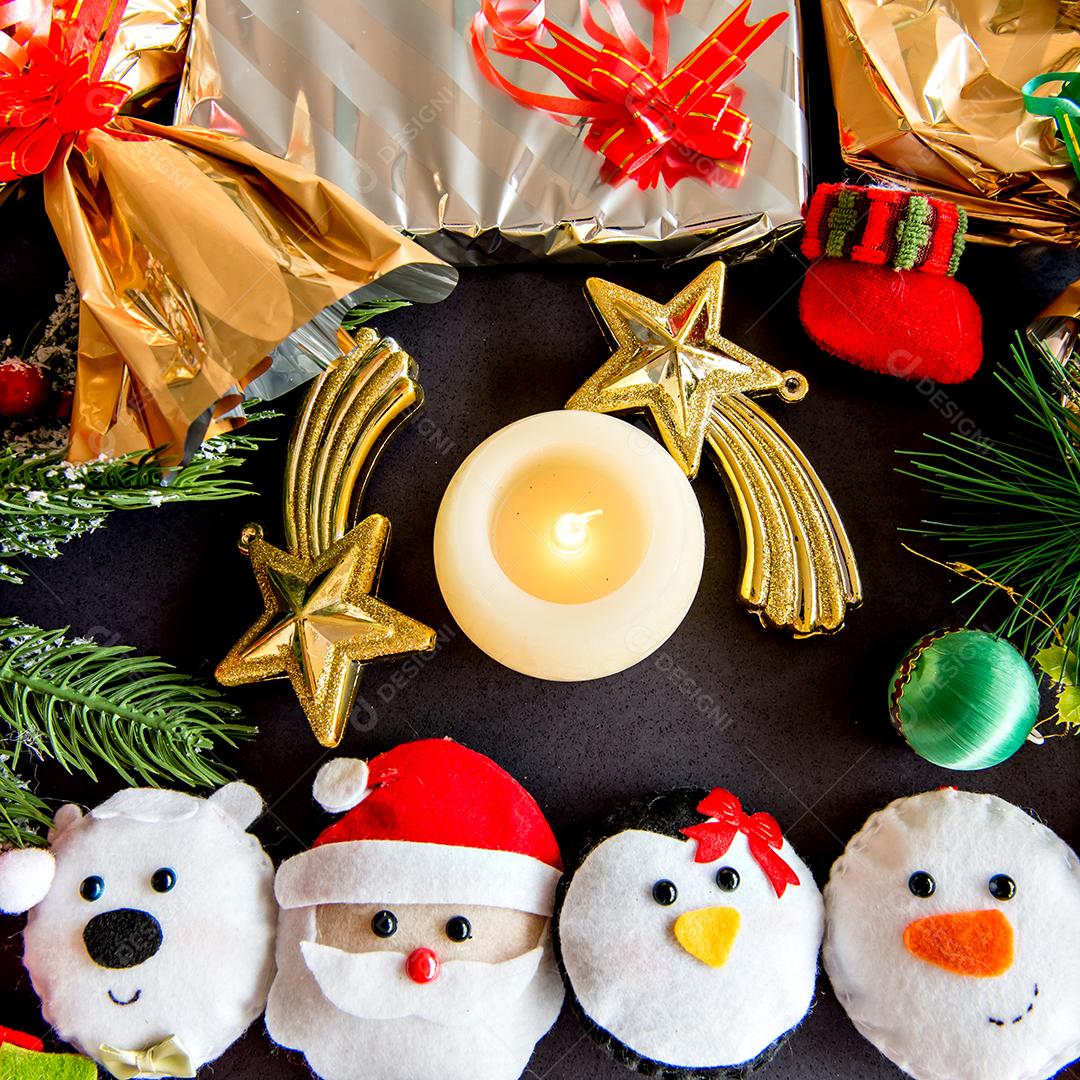 Enfeites de natal e presentes em fundo preto