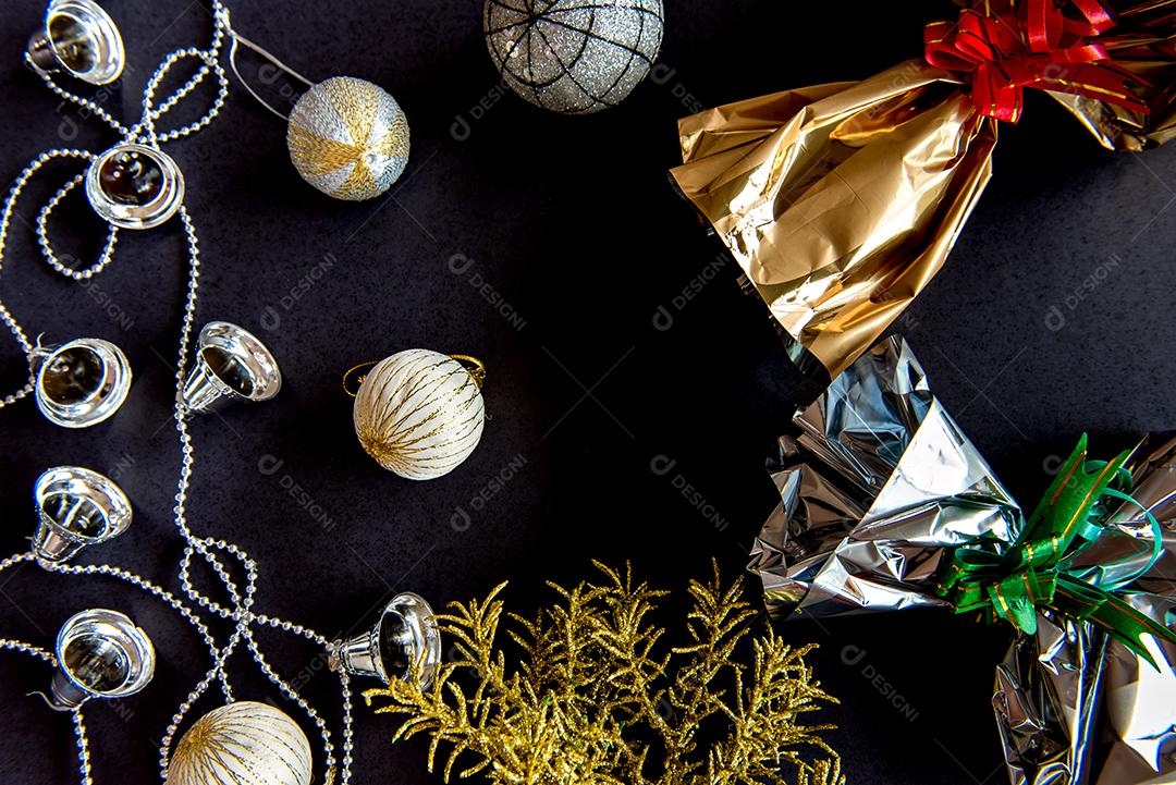 Enfeites de Natal de prata em fundo preto