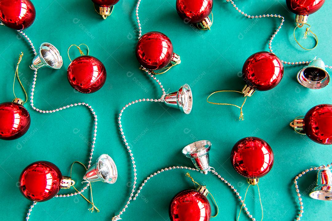 enfeites de natal em fundo verde