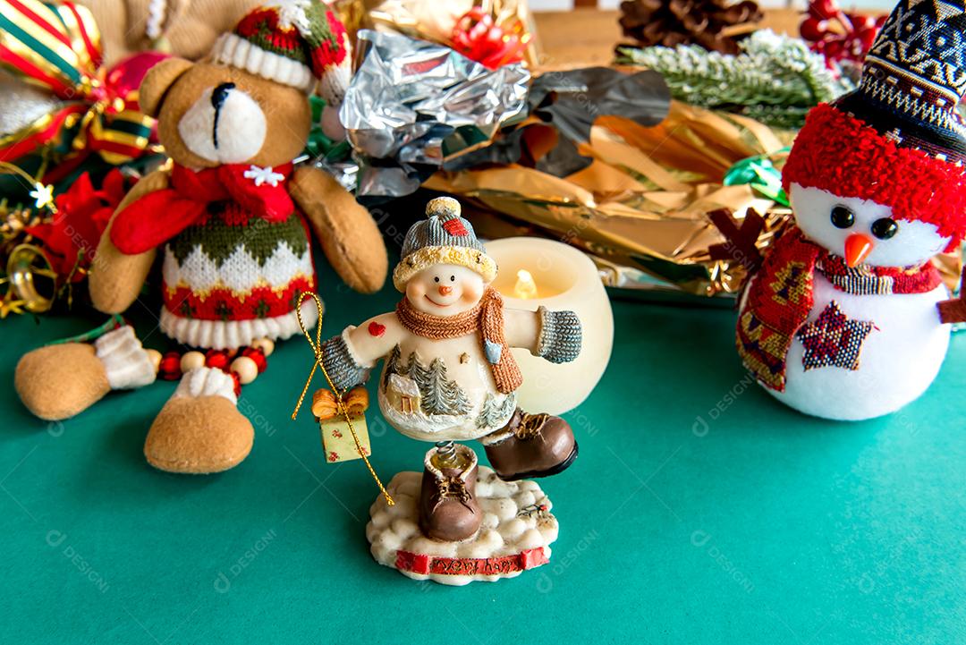 Enfeites de natal e presentes em fundo vermelho e verde
