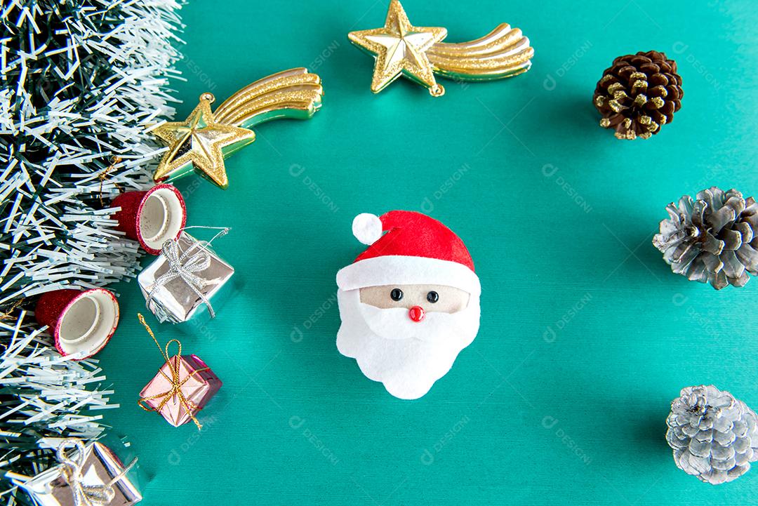 Enfeites de Natal e presentes em fundo verde.