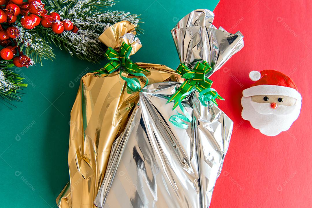 Enfeites de natal e presentes em fundo vermelho e verde