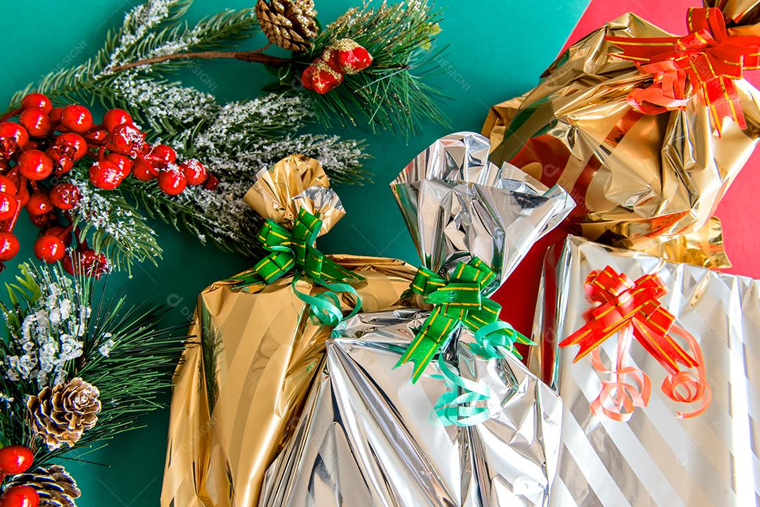 Enfeites de natal e presentes em fundo vermelho e verde