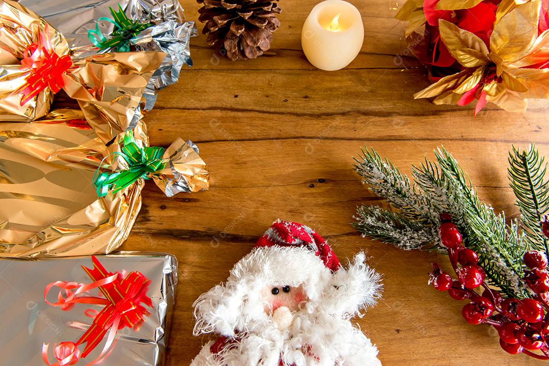 Enfeites de natal e presentes na mesa de madeira