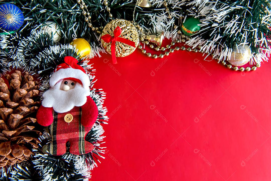 enfeites de natal em fundo vermelho