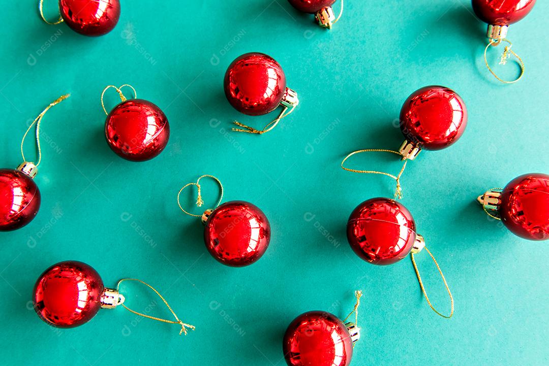 enfeites de natal em fundo verde