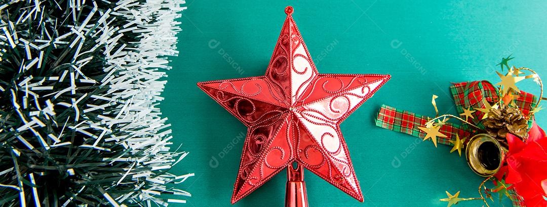 enfeites de natal em fundo verde