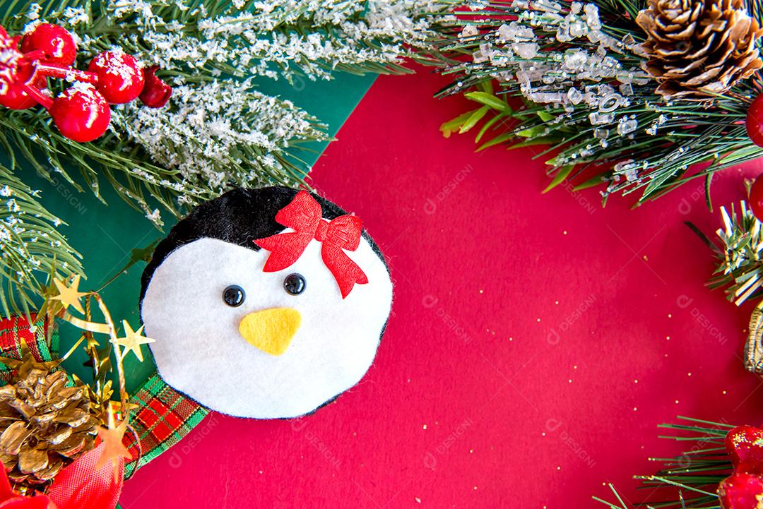 enfeites de natal em fundo vermelho e verde
