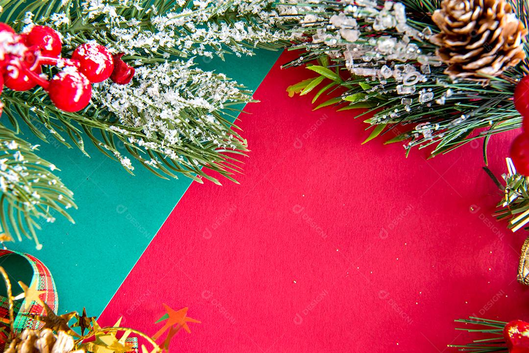 enfeites de natal em fundo vermelho e verde