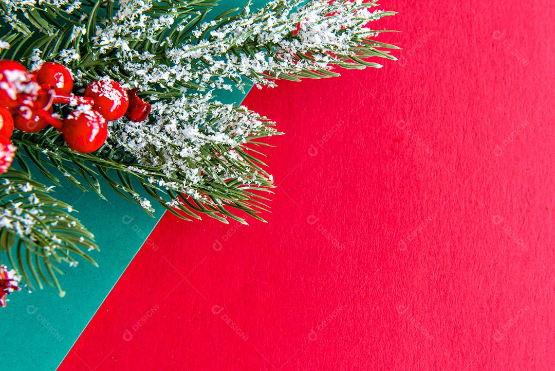 enfeites de natal em fundo vermelho e verde