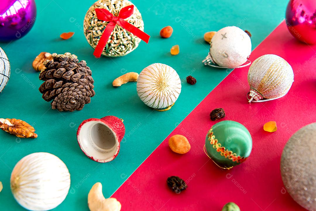 enfeites de natal em fundo vermelho e verde