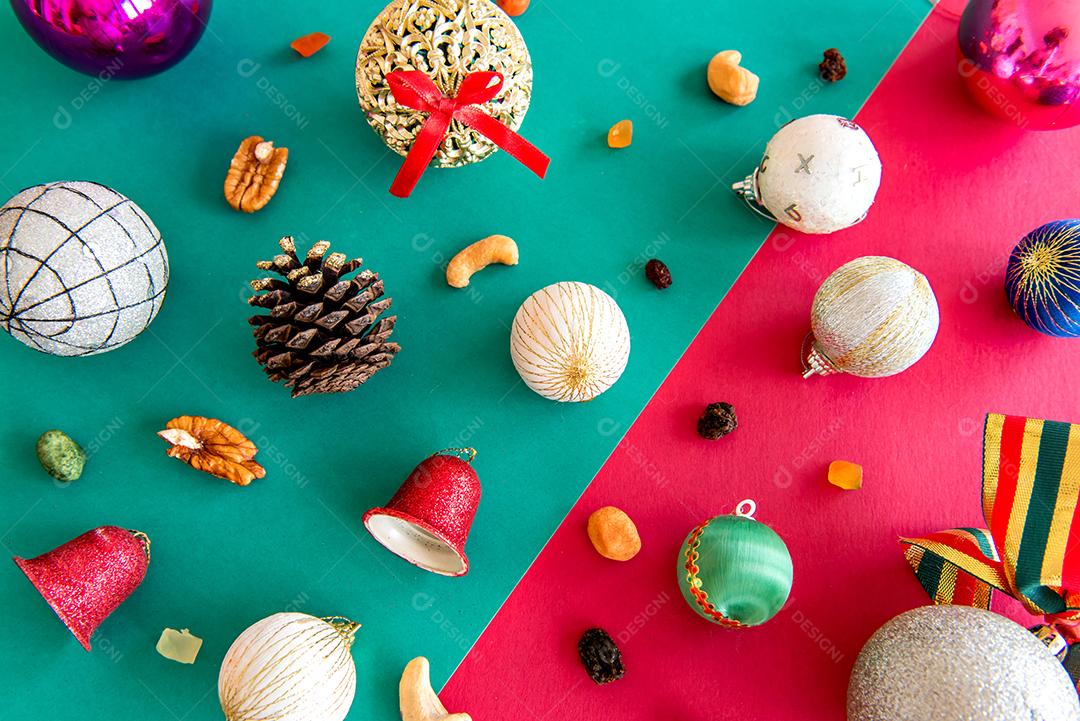 enfeites de natal em fundo vermelho e verde