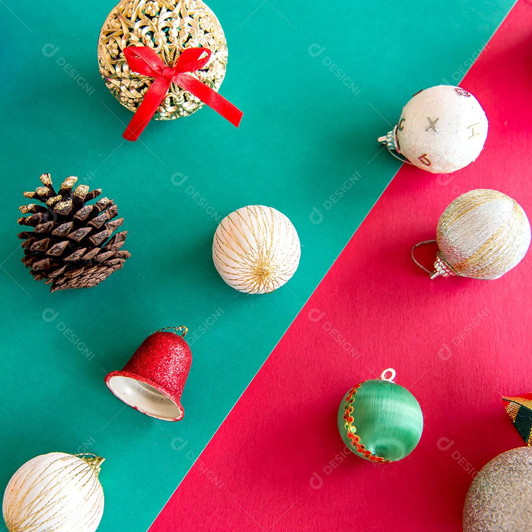 enfeites de natal em fundo vermelho e verde