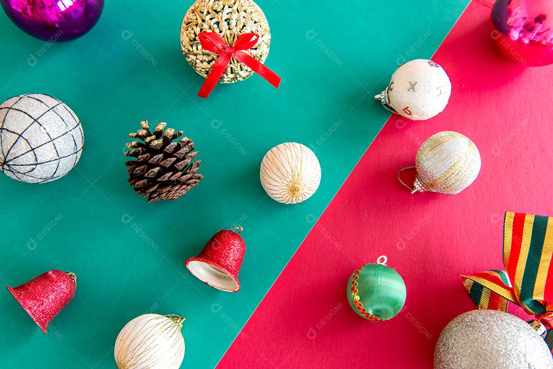 enfeites de natal em fundo vermelho e verde