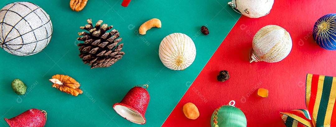 enfeites de natal em fundo vermelho e verde