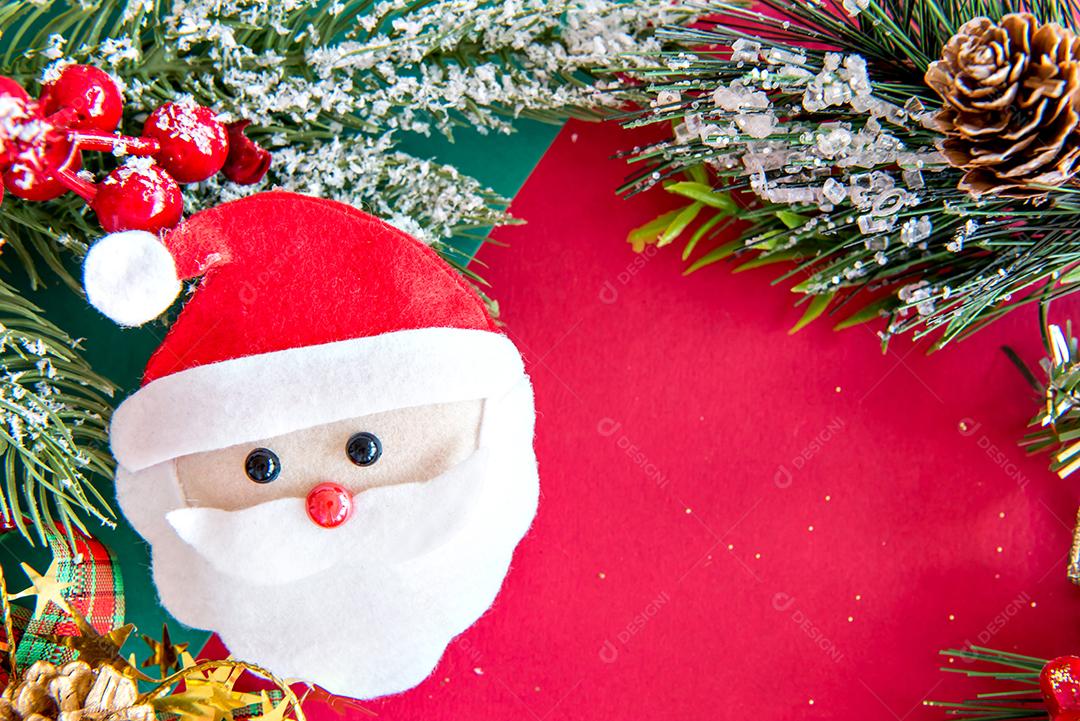 enfeites de natal em fundo vermelho e verde