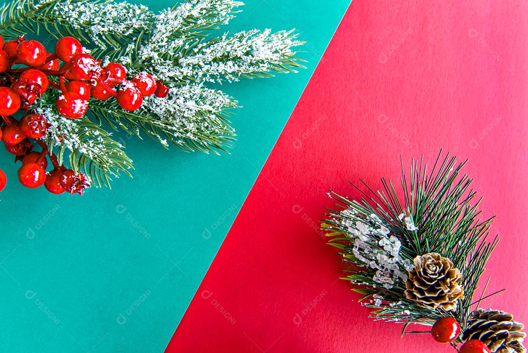 Enfeites de Natal em fundo vermelho e verde.