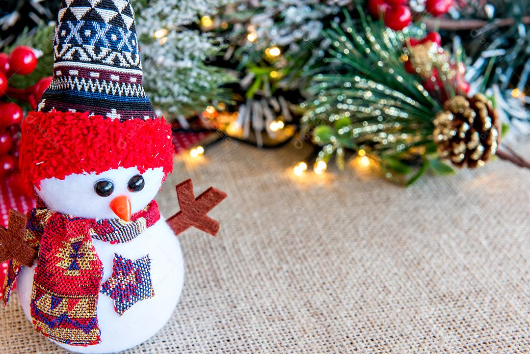 Boneco de neve de pano na decoração de natal.