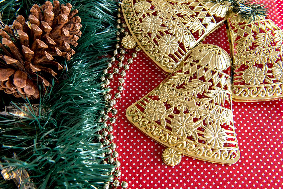 Enfeites de Natal em fundo vermelho.