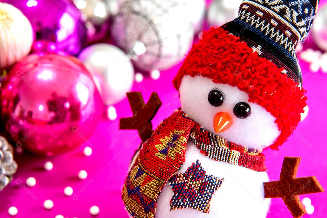 Boneco de neve de natal na decoração de natal com fundo rosa