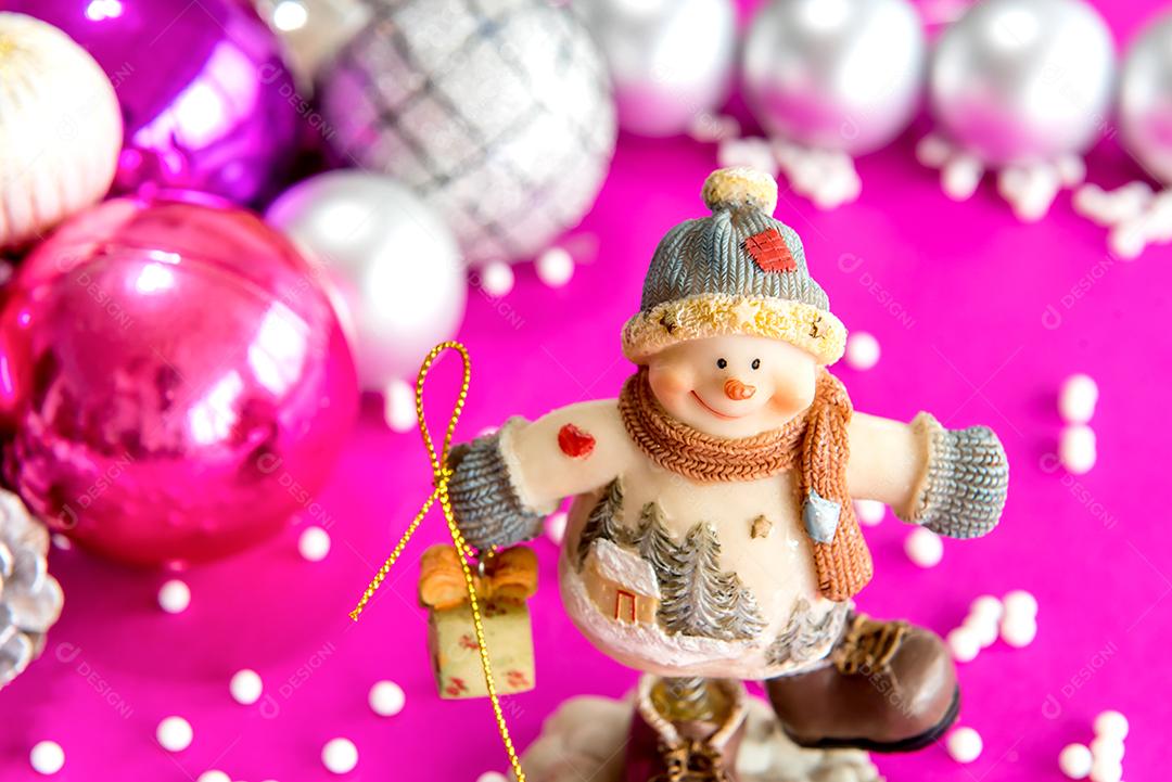 Enfeites de natal e presentes em fundo preto