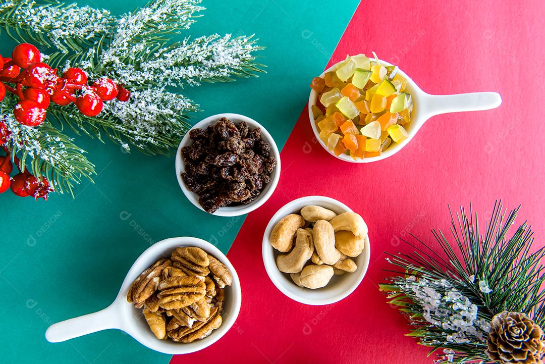 Mesa de natal com frutas cristalizadas, passas, nozes e caju