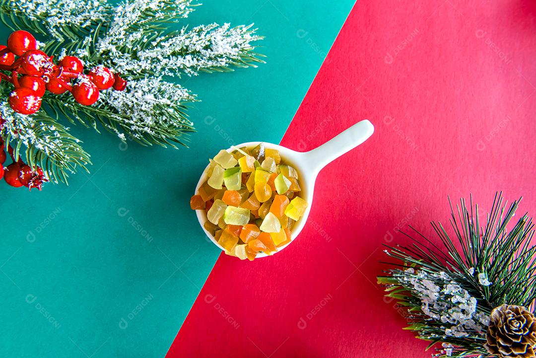 Mesa de Natal com frutas cristalizadas.