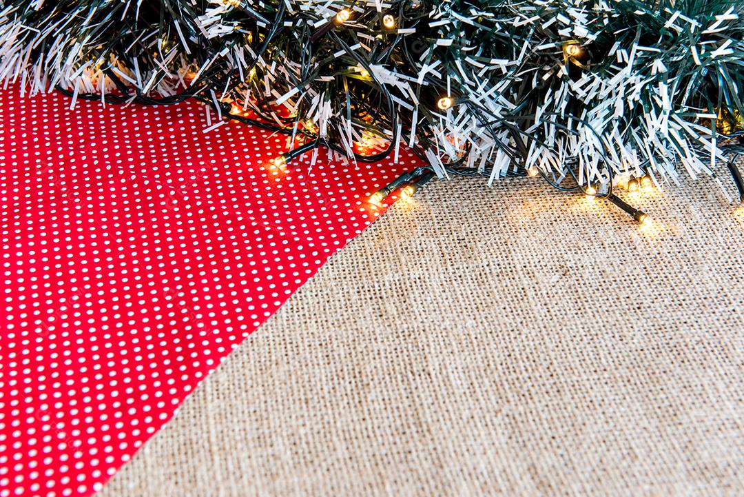 Mesa de natal com luzes e enfeites de natal