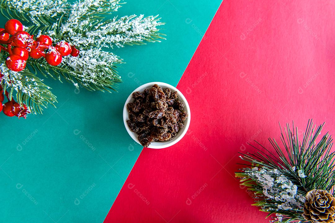 Mesa de Natal com passas em um fundo verde e vermelho.