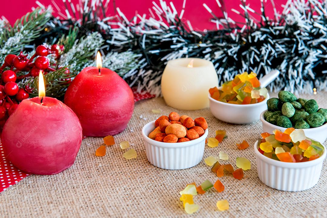 Amendoins coloridos e frutas cristalizadas em uma mesa de Natal
