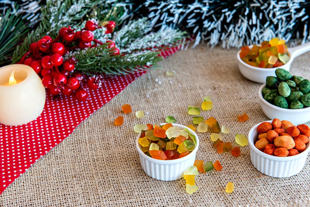Amendoins coloridos e frutas cristalizadas em uma mesa de Natal