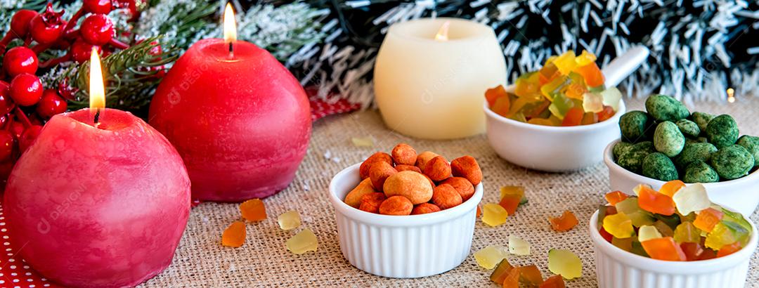 Amendoins coloridos e frutas cristalizadas em uma mesa de Natal