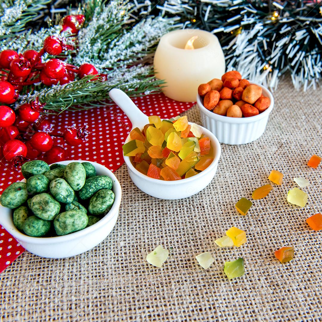 Amendoins coloridos e frutas cristalizadas coloridas em uma mesa de Natal