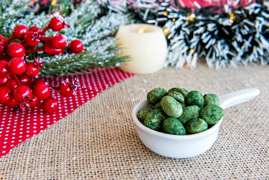 Amendoins coloridos em uma mesa de Natal