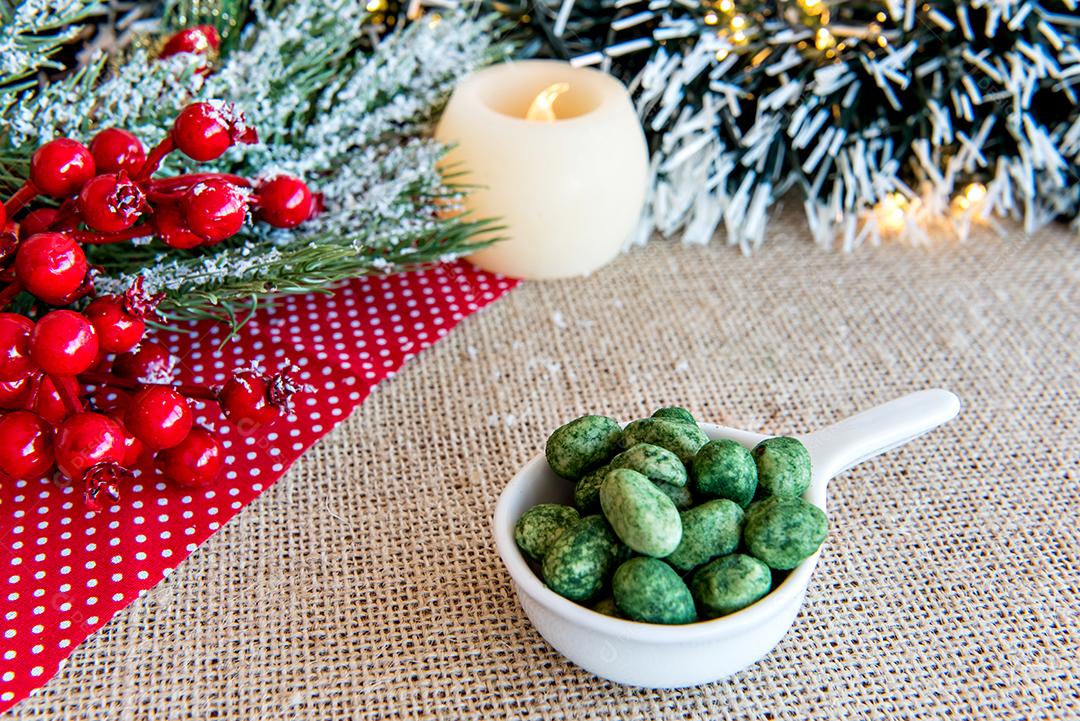 Amendoins coloridos em uma mesa de Natal