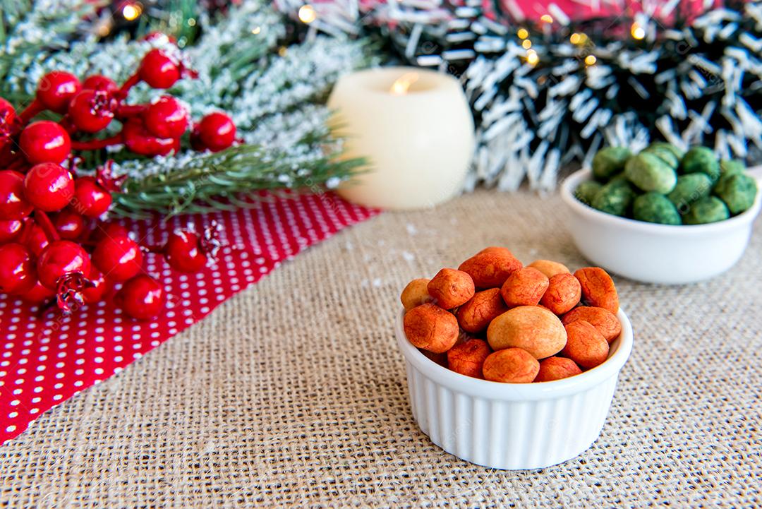 Amendoins coloridos e frutas cristalizadas em uma mesa de Natal