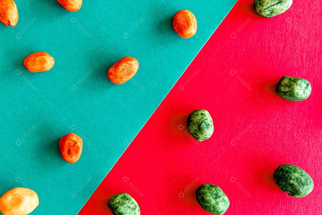 amendoins na mesa de natal com fundo verde e vermelho