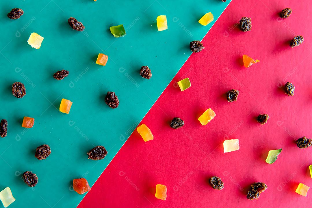 Passas e frutas cristalizadas na mesa de Natal com verde e vermelho