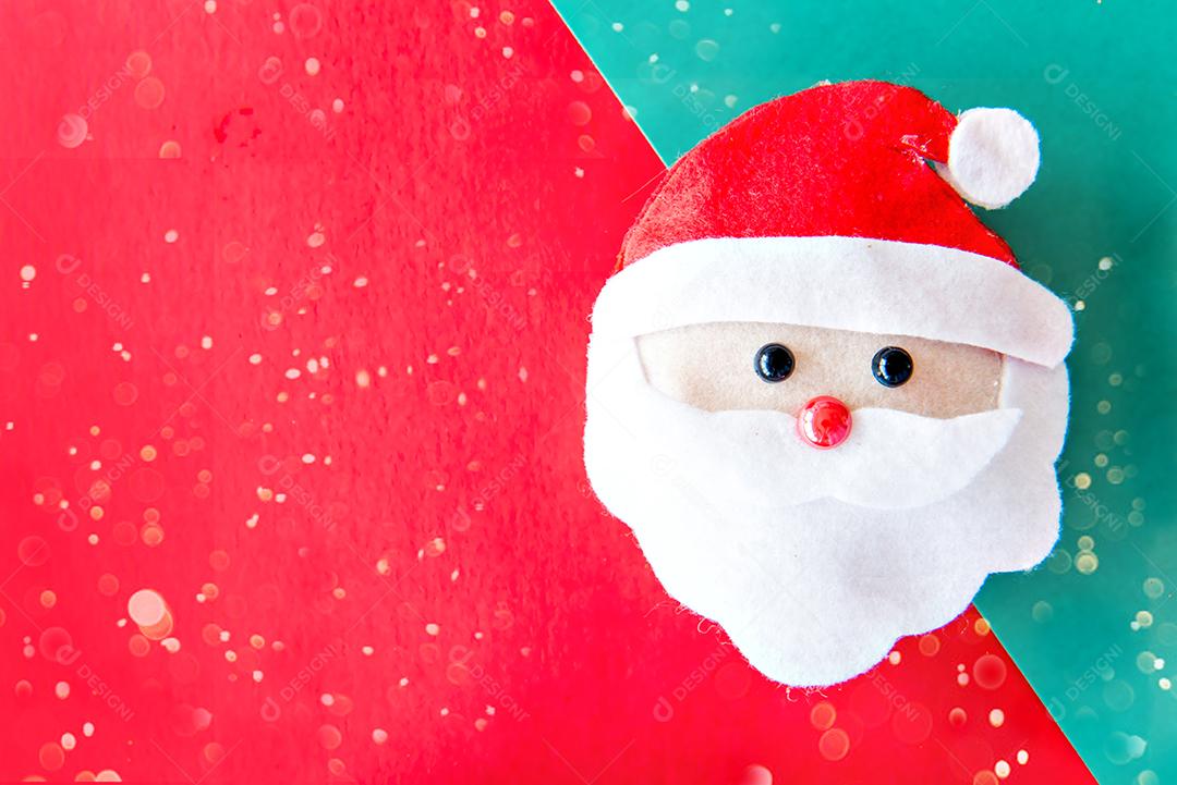 Papai Noel em fundo de natal verde e vermelho