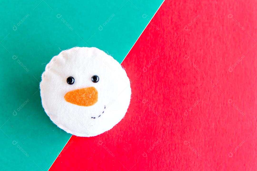boneco de neve em fundo verde e vermelho de natal.