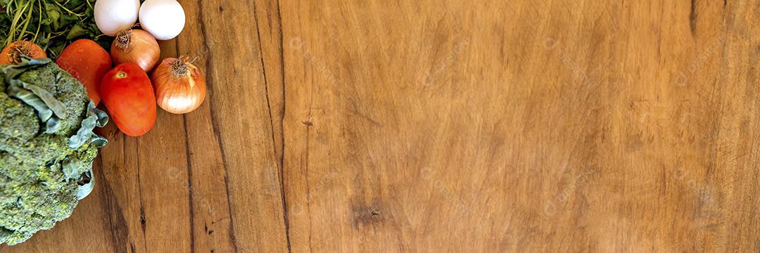 Fundo de madeira com legumes e farinha. Vista do topo.