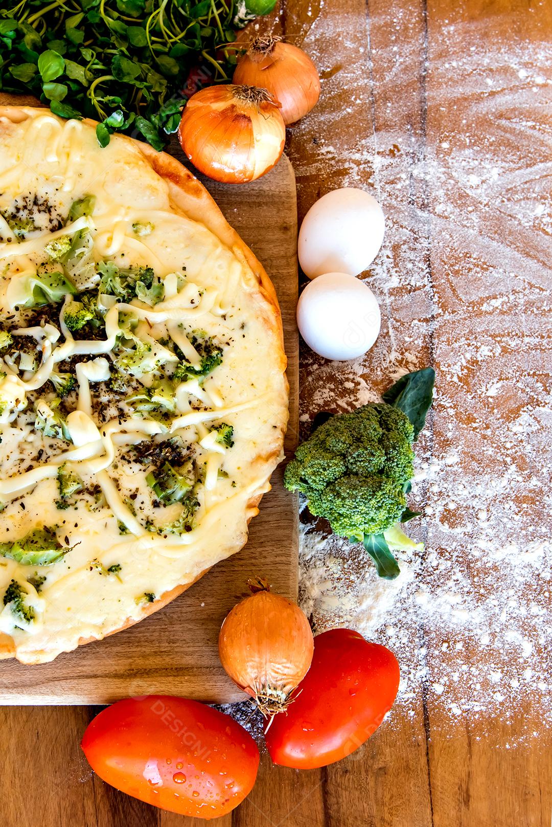 Pizza brasileira com brócolis e queijo em fundo de madeira