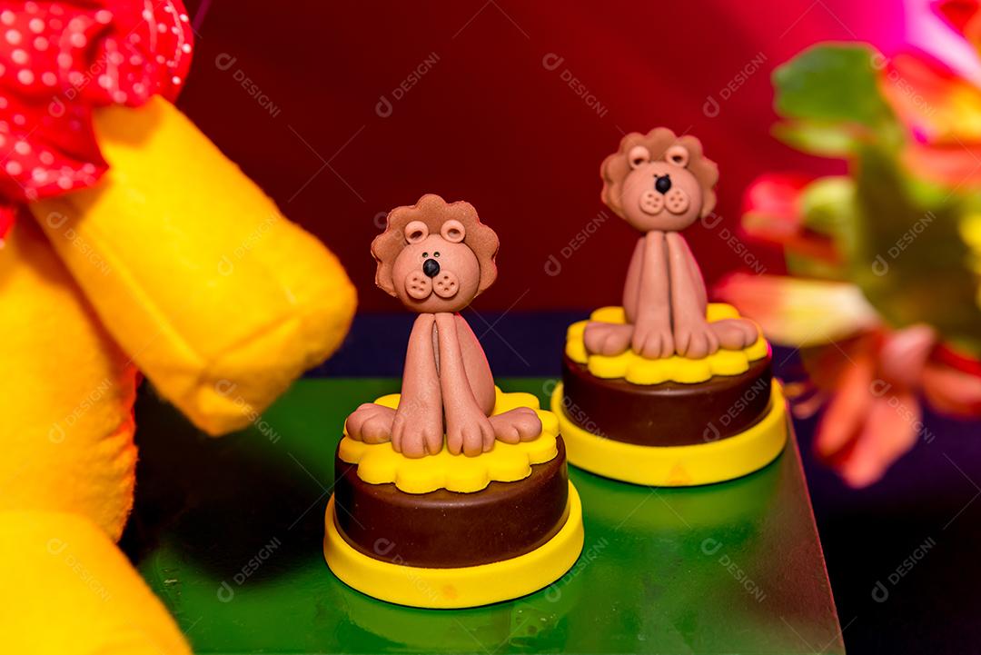 Mesa com doces e muffins decorados com glacê real