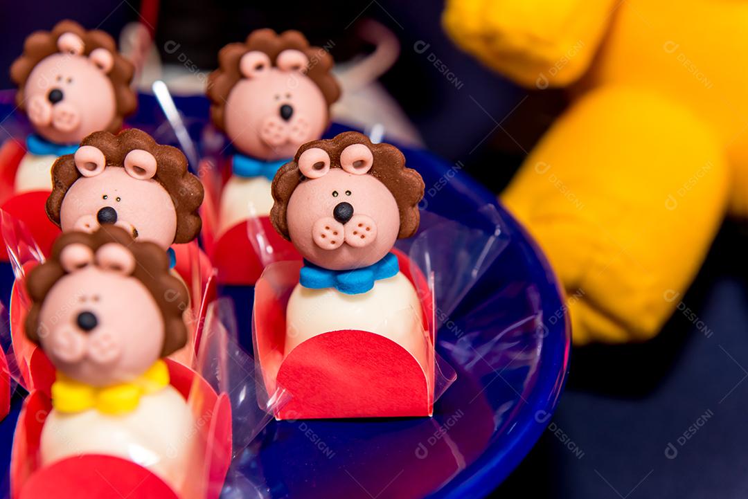 Mesa com doces e muffins decorados com glacê real