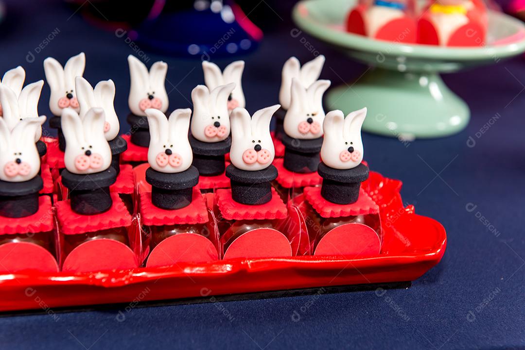 Mesa com doces e muffins decorados com glacê real