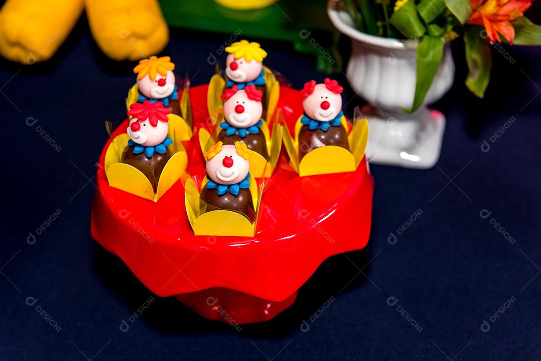 Mesa com doces e muffins decorados com glacê real