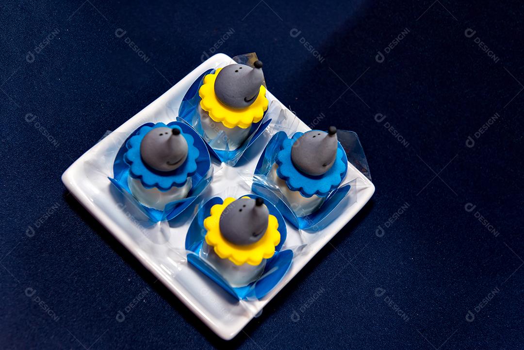 Mesa com doces e muffins decorados com glacê real