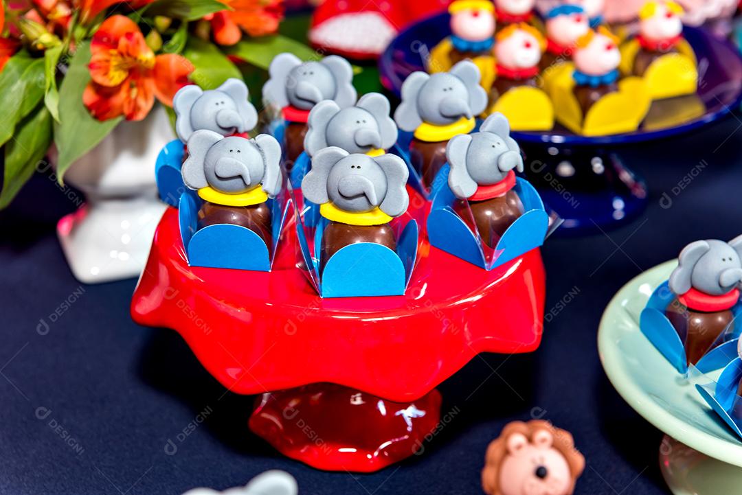 Mesa com doces e muffins decorados com glacê real