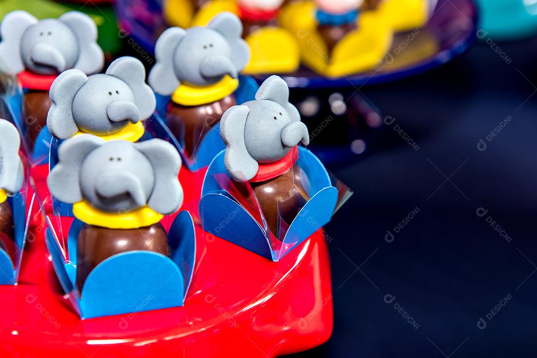 Mesa com doces e muffins decorados com glacê real